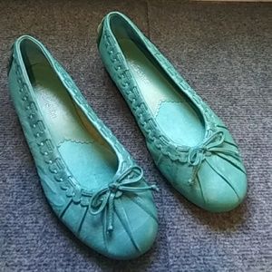 REPOSH Gorgeous Bella Vita Leather Flats!